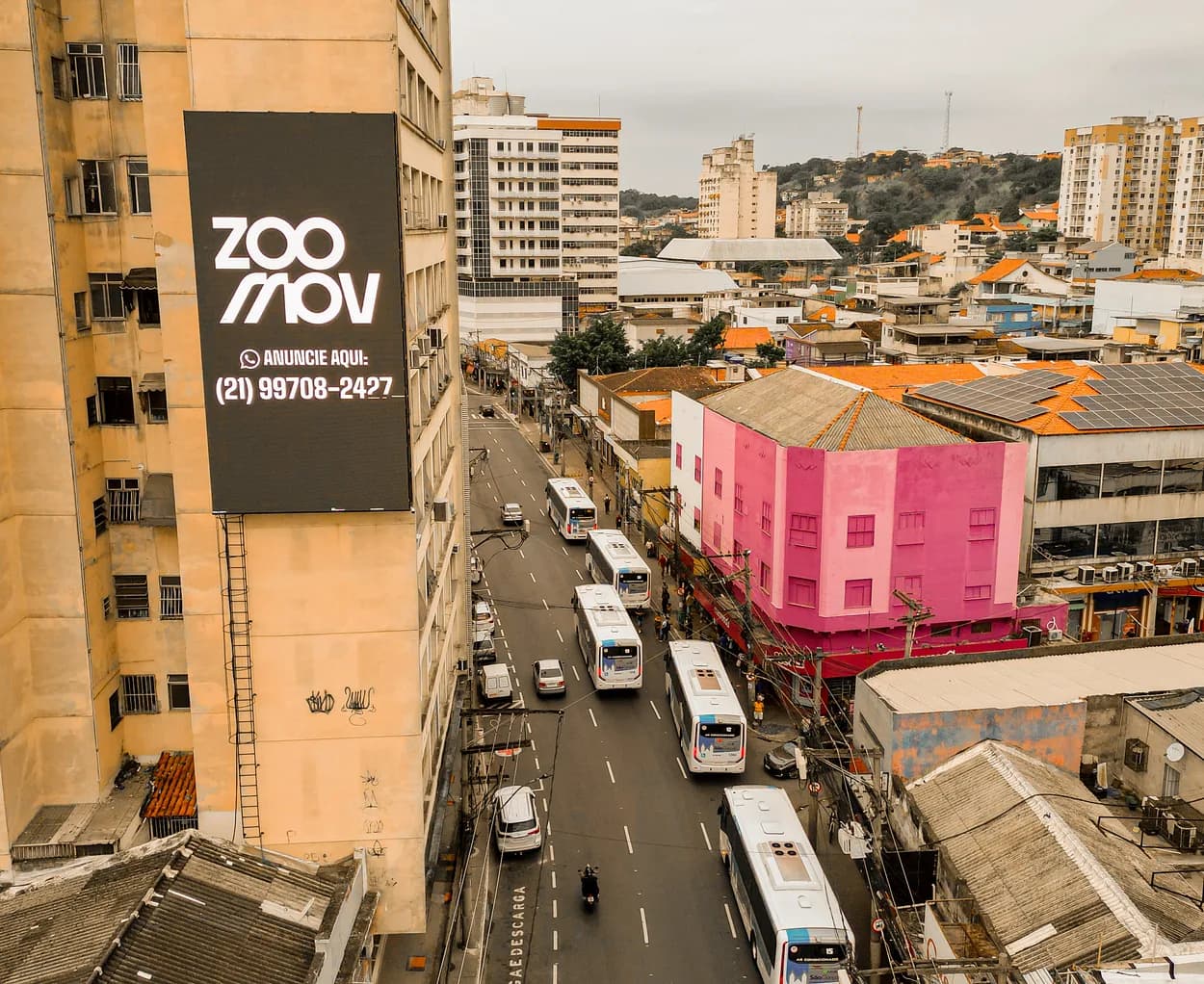Mega Banner Zoomov — mídia OOH sobre via movimentada no Rio de Janeiro