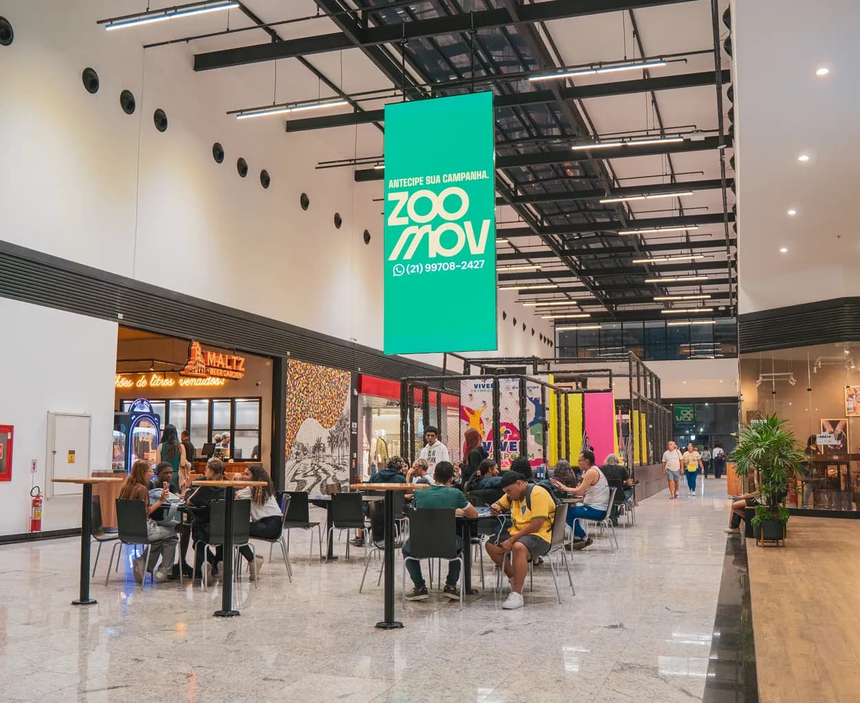 Empena digital Zoomov em praça de alimentação de shopping no Rio de Janeiro